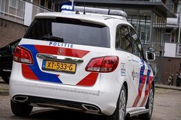 65-jarige man in gezicht geschopt
