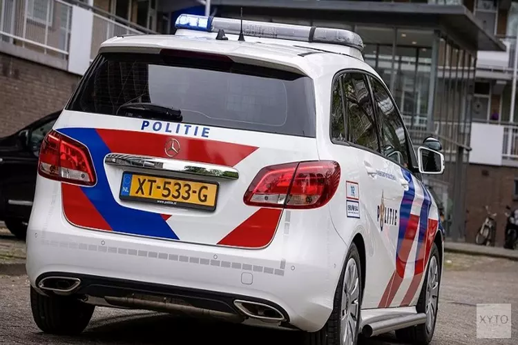 65-jarige man in gezicht geschopt