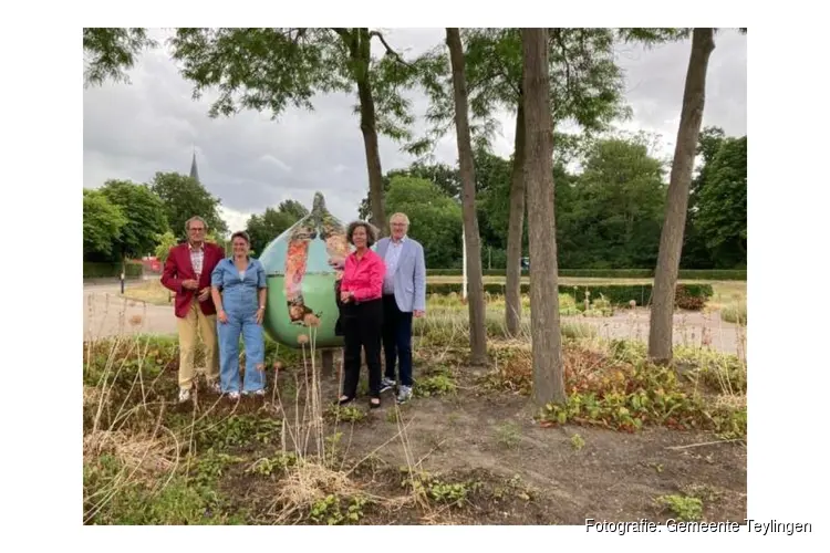 Reuzenbol onthuld bij het gemeentekantoor in Sassenheim