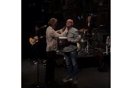 Sjaak van de Noort ontvangt de Zilveren Krommer voor 25 jaar trouwe dienst bij De Muze!