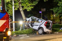 Auto crasht tegen boom in Noordwijkerhout, bestuurder zwaargewond