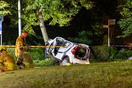 Auto crasht tegen boom in Noordwijkerhout, bestuurder zwaargewond