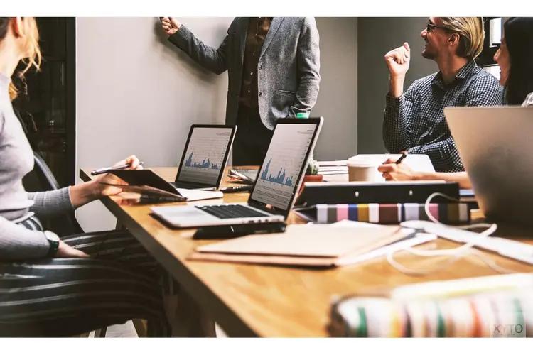 Werknemers zitten gemiddeld bijna 9 uur per werkdag