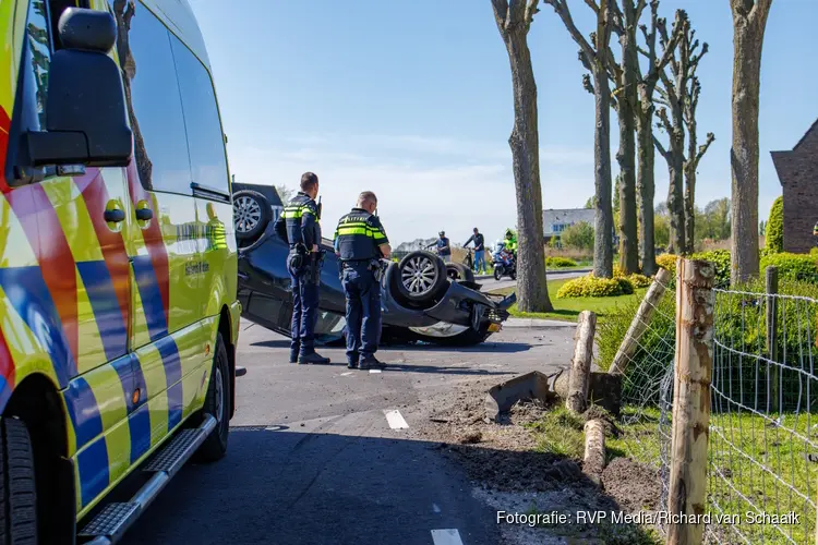 Auto botst op betonblok en vliegt over de kop