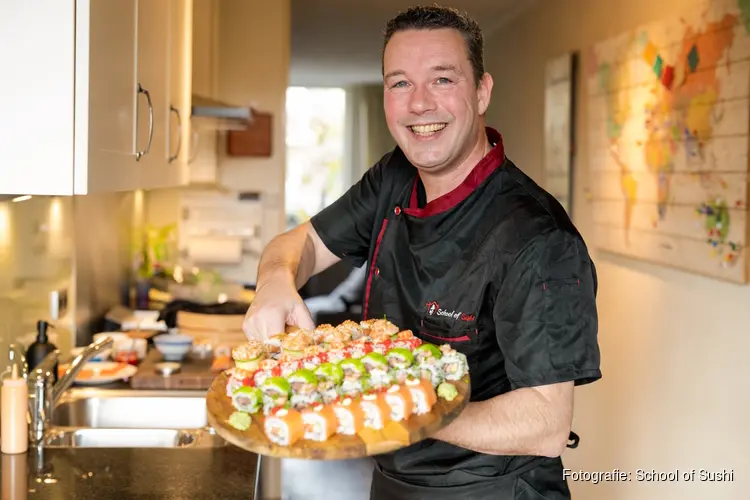 Van strandjeugd tot sushichef: oud-Bollenstreker keert terug naar het strand van zijn jeugd