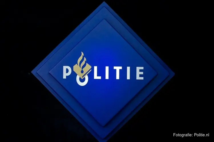 Politie zoekt gestolen middelen uit werkauto